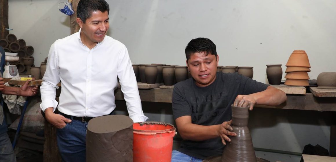 Eduardo Rivera entrega rehabilitación del centro alfarero en el Barrio de La Luz