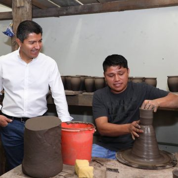 Eduardo Rivera entrega rehabilitación del centro alfarero en el Barrio de La Luz