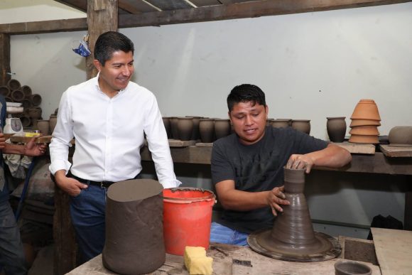 Eduardo Rivera entrega rehabilitación del centro alfarero en el Barrio de La Luz