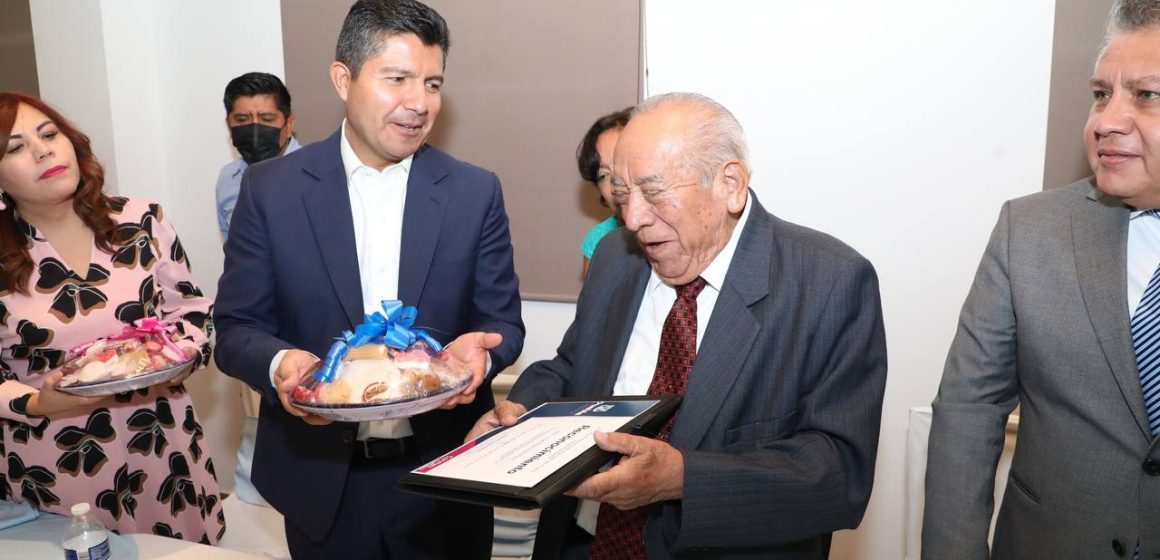 Eduardo Rivera reconoce labor de las y los maestros en Puebla