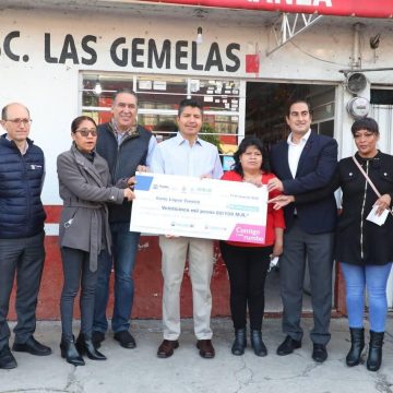 Eduardo Rivera Pérez entrega primer cheque del programa Créditos Contigo
