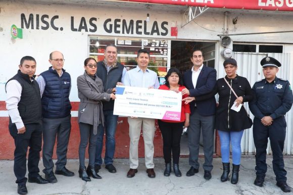 Eduardo Rivera Pérez entrega primer cheque del programa Créditos Contigo