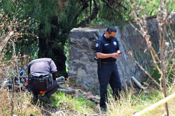 Mueren dos motociclistas tras chocar contra poste en la Puebla-México
