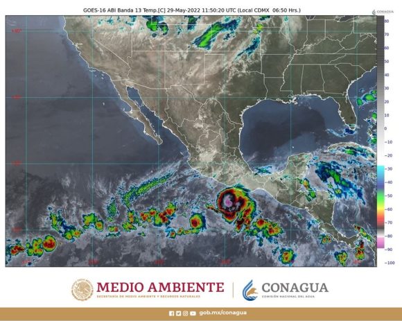Agatha se intensifica a huracán categoría 1