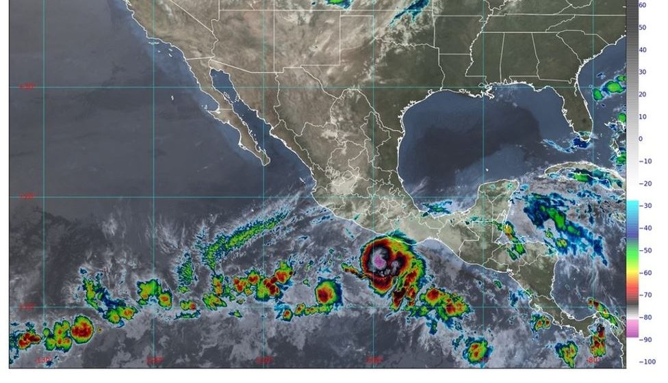Agatha se intensifica a huracán categoría 1