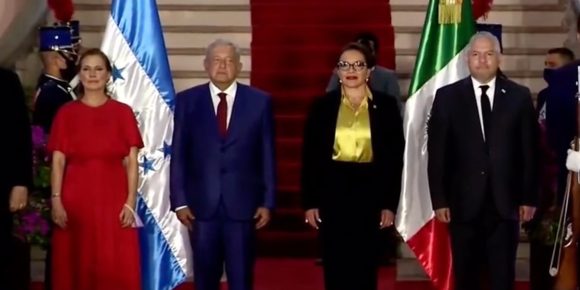 AMLO llega a Honduras; se reúne con Xiomara Castro