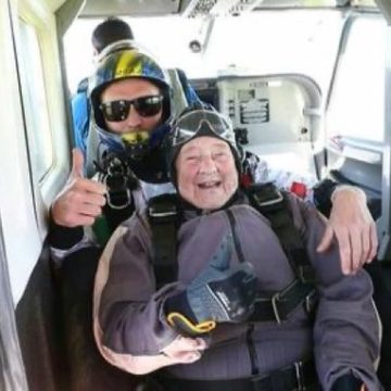 Mujer de 103 años se lanza en paracaídas y rompe récord Guinness