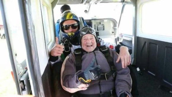 Mujer de 103 años se lanza en paracaídas y rompe récord Guinness