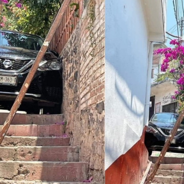 Carro queda atorado en callejón de Taxco por culpa del GPS