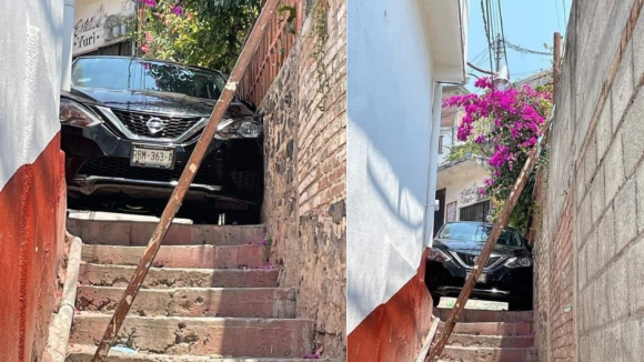 Carro queda atorado en callejón de Taxco por culpa del GPS