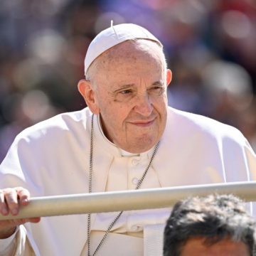Papa Francisco pide tequila para aminorar malestar de su rodilla