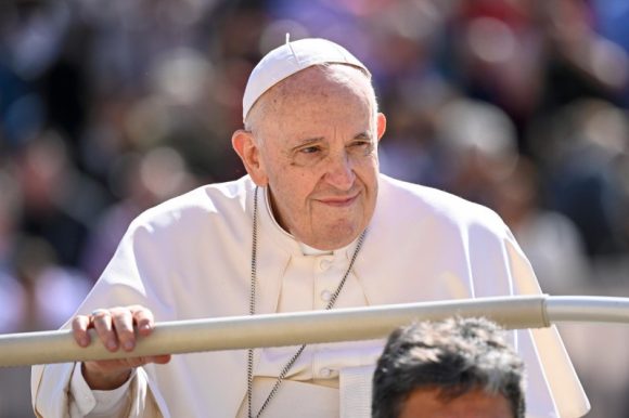 Papa Francisco pide tequila para aminorar malestar de su rodilla