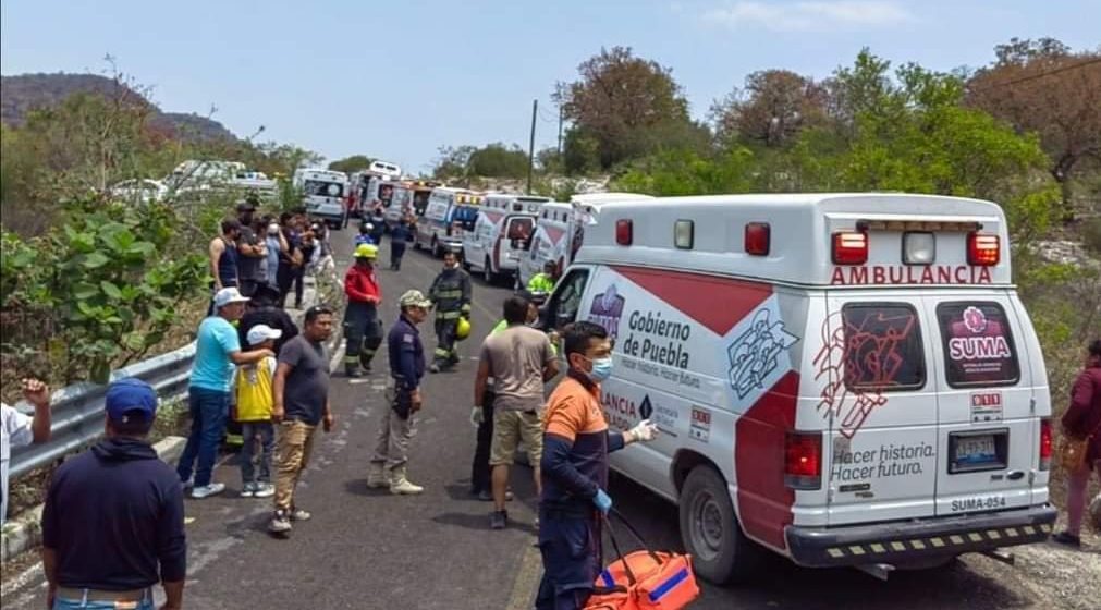 Saldo de un muerto y 35 pasajeros heridos dejó volcadura en El Aguacate