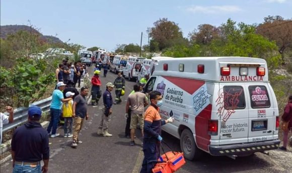 df7fdee7-4181-4db6-a424-b12288544e6c Saldo de un muerto y 35 pasajeros heridos dejó volcadura en El Aguacate