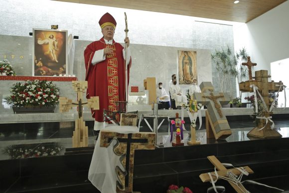 Llama arzobispo mejorar condiciones laborales de albañiles