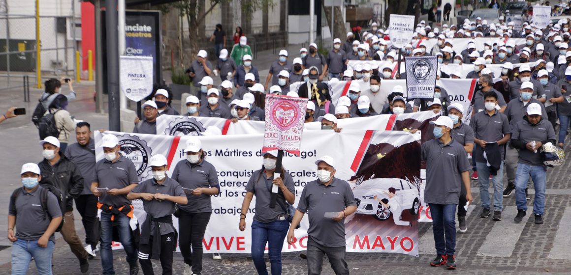 Marchan trabajadores exigiendo mejores condiciones laborales