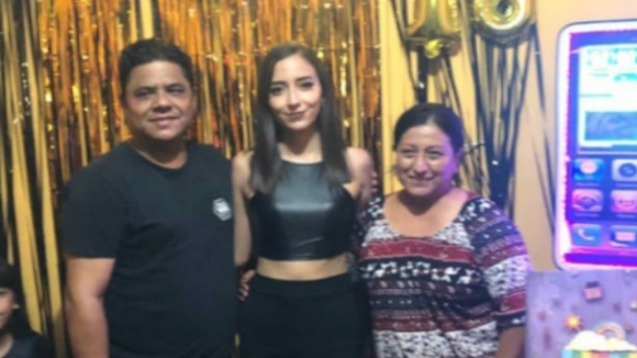 AMLO se compromete con padres de Debanhi a esclarecer lo sucedido