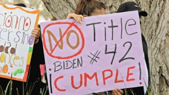 Un juez de EU bloquea el plan de terminar con el Título 42