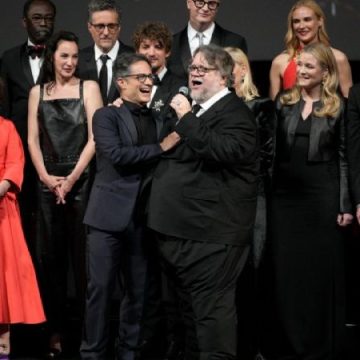 Gael García y Del Toro cantan una ranchera en el Festival de Cannes
