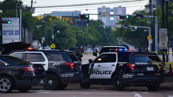 Balacera en mercado de pulgas en Houston, Texas, deja 2 muertos