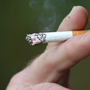Habrá mayores restricciones a los fumadores