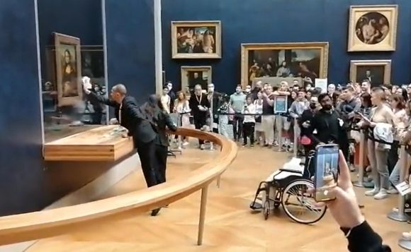 El hombre que lanzó pastel contra la Mona Lisa es enviado al psiquiátrico
