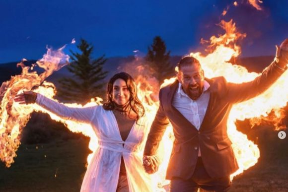 (VIDEO) Novios se prenden fuego en su boda
