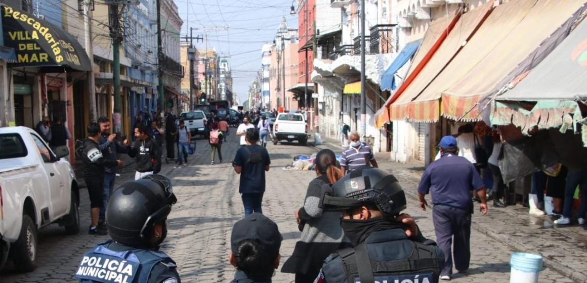 Realizan operativo para retirar ambulantes del Centro de Puebla