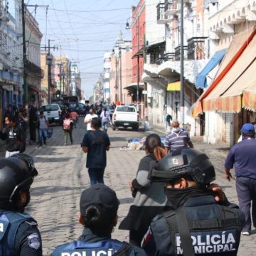 Realizan operativo para retirar ambulantes del Centro de Puebla