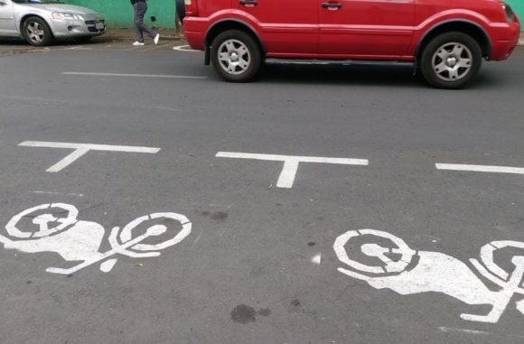Motos pagarán por parquímetros como automóviles