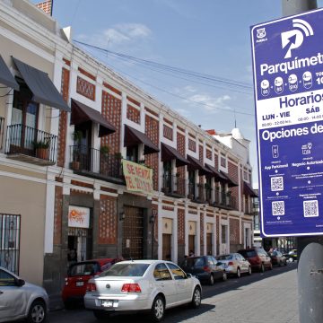Roban señalética de parquímetros en el Centro de Puebla