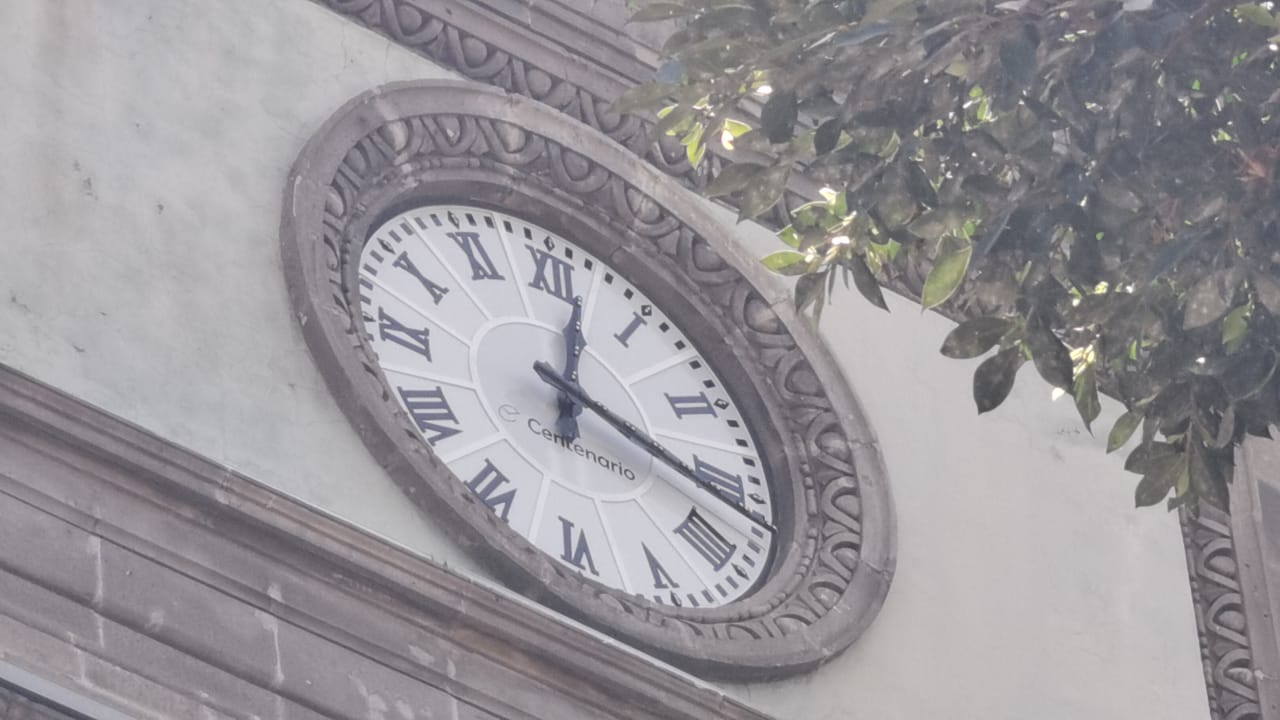 Comenzó la instalación de manecillas del reloj del Gallito y Palacio Municipal