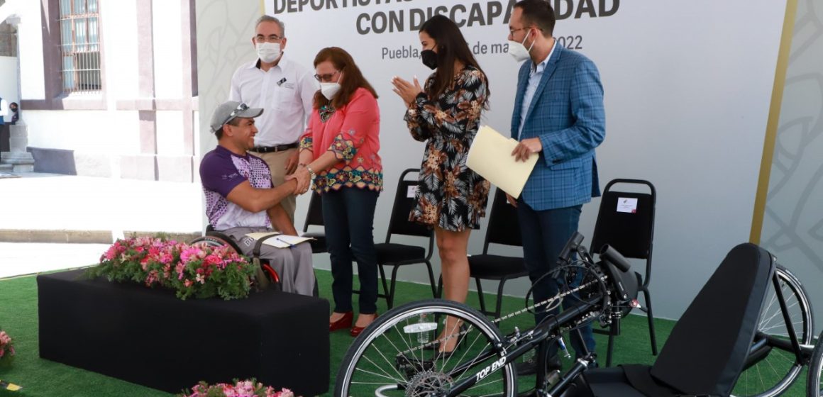 Entregan SEDIF y Salud bicicletas de mano a deportistas de alto rendimiento con discapacidad