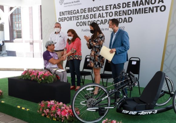 thumbnail_SILLAS DE MANO_SEDIF (3) Entregan SEDIF y Salud bicicletas de mano a deportistas de alto rendimiento con discapacidad
