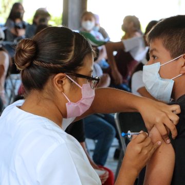 Alta participación de los chavos para vacunarse contra el COVID