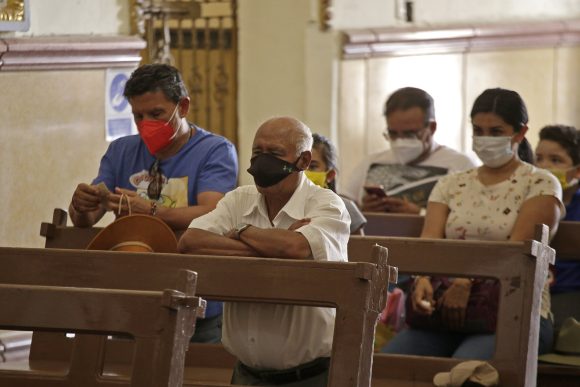 VISITA A LAS 7 CASAS Templos de Puebla se suman a uso voluntario de Cubrebocas