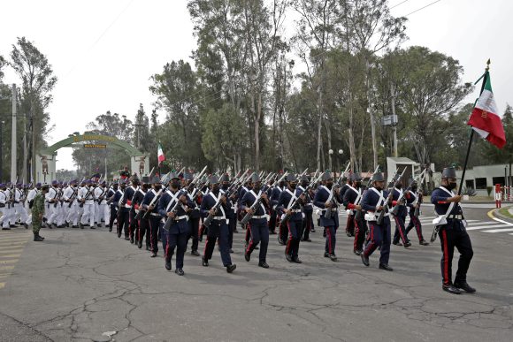 No se cobrarán las sillas para el desfile del 5 de Mayo: Gobierno