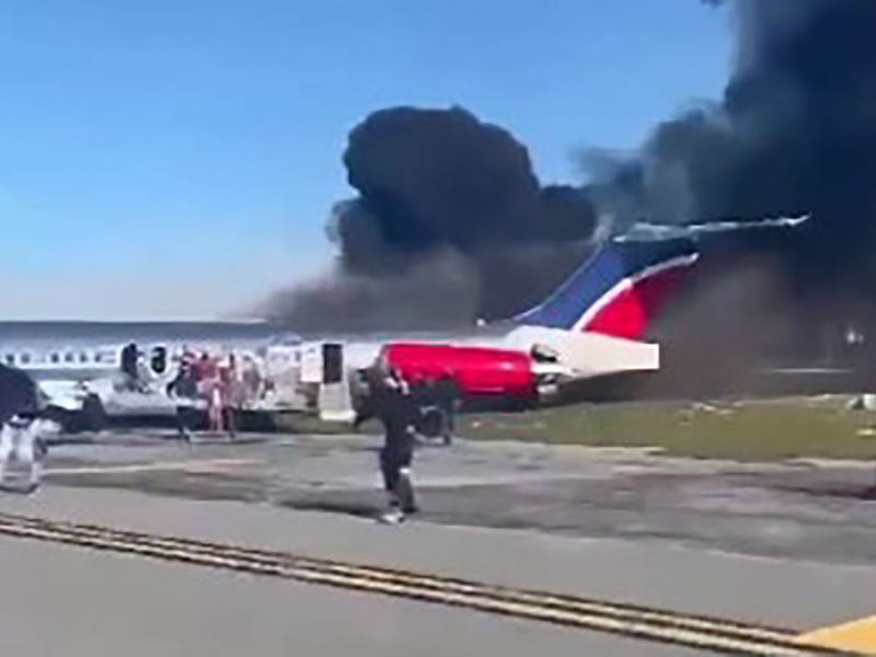 Se incendia avión tras aterrizar en el Aeropuerto de Miami