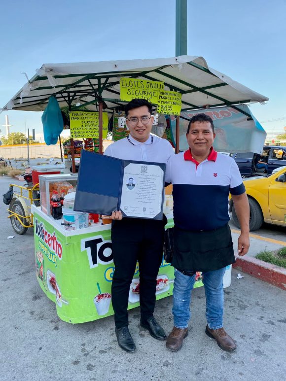 “Por fin acabamos, este triunfo es de los dos”, joven dedica título a su papá y a su puesto de elotes