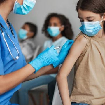 Compañías afiliadas al CCE no negarán permiso a sus empleados para acompañar a sus hijos a vacunarse