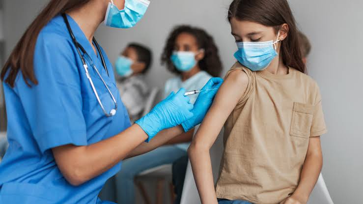 Compañías afiliadas al CCE no negarán permiso a sus empleados para acompañar a sus hijos a vacunarse