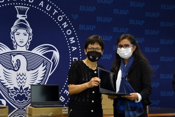 Entrega rectora Lilia Cedillo equipo de cómputo para personal de la Contraloría General de la institución