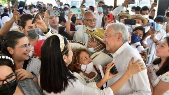 ¡Otros 6, otros 6!, arengan a AMLO; responde: no, no reelección