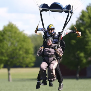 Mujer sueca de 103 años rompe récord como la persona más grande en saltar de paracaídas