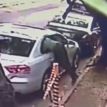 (VIDEO) Así roban los coches; en cuatro segundos quita cristal y toma pertenencias