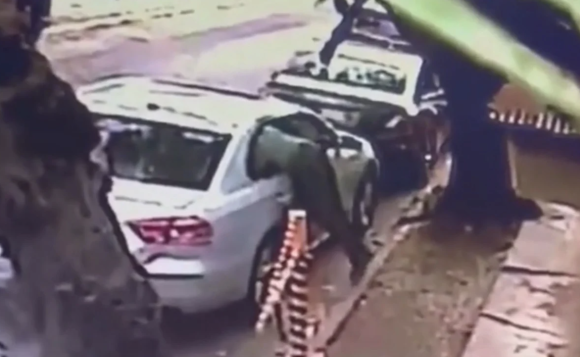 (VIDEO) Así roban los coches; en cuatro segundos quita cristal y toma pertenencias