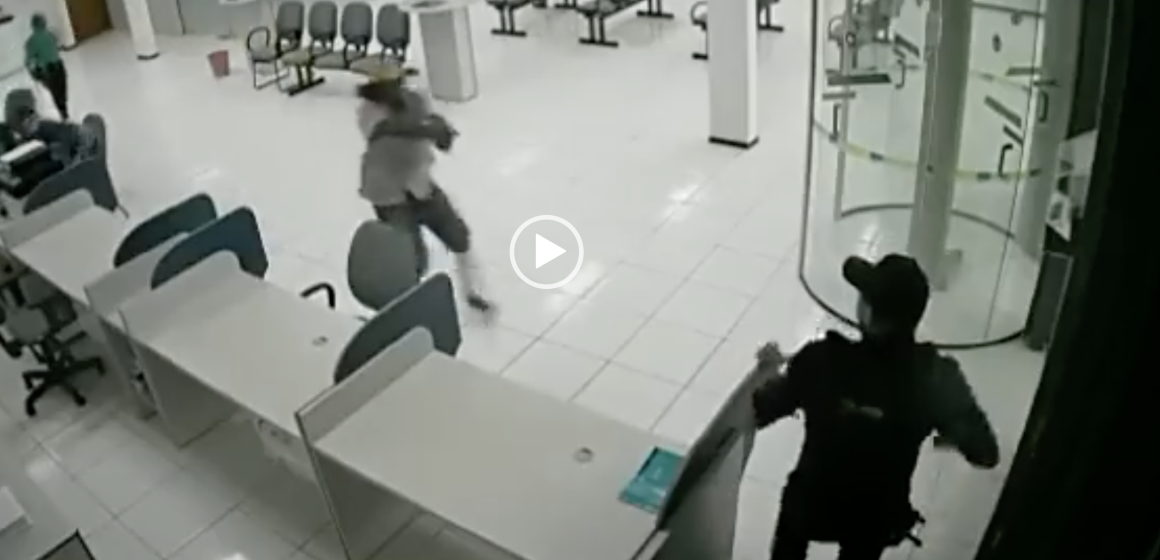 (VIDEO) Guardia de seguridad repele asalto contra banco en Brasil