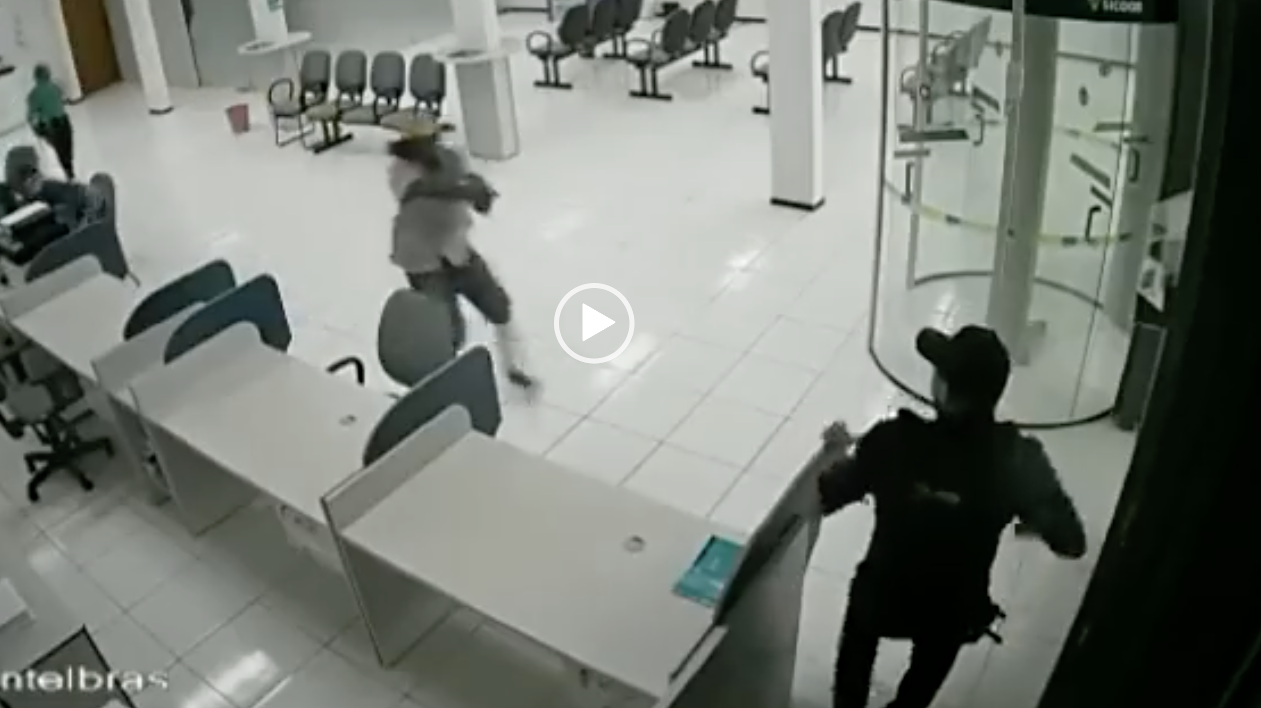 (VIDEO) Guardia de seguridad repele asalto contra banco en Brasil