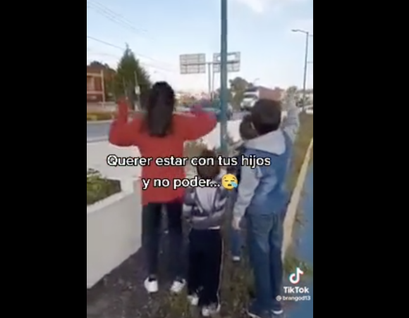 (VIDEO) Niños buscan la forma de ver a papá por unos segundos; el trabajo los separa