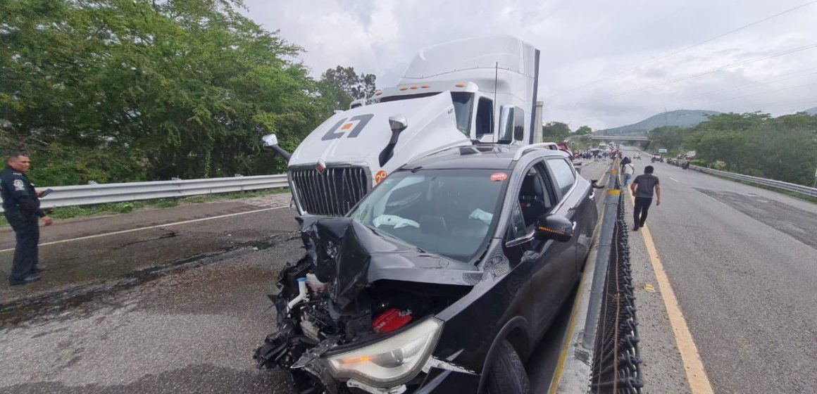 Tráiler embiste a 8 vehículos en la autopista del Sol; hay varios lesionados